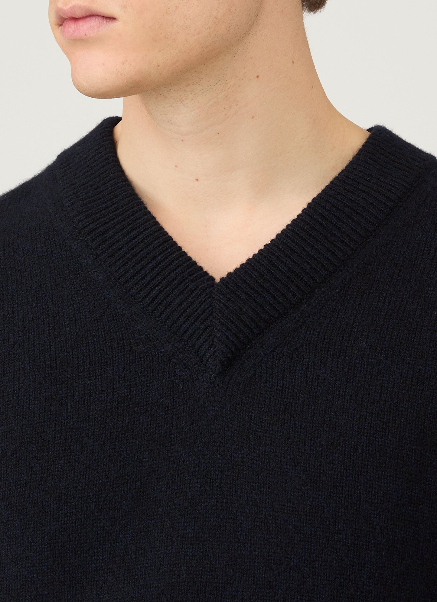 Men's Lambswool V-neck Jumper in Dark Navy Mouline